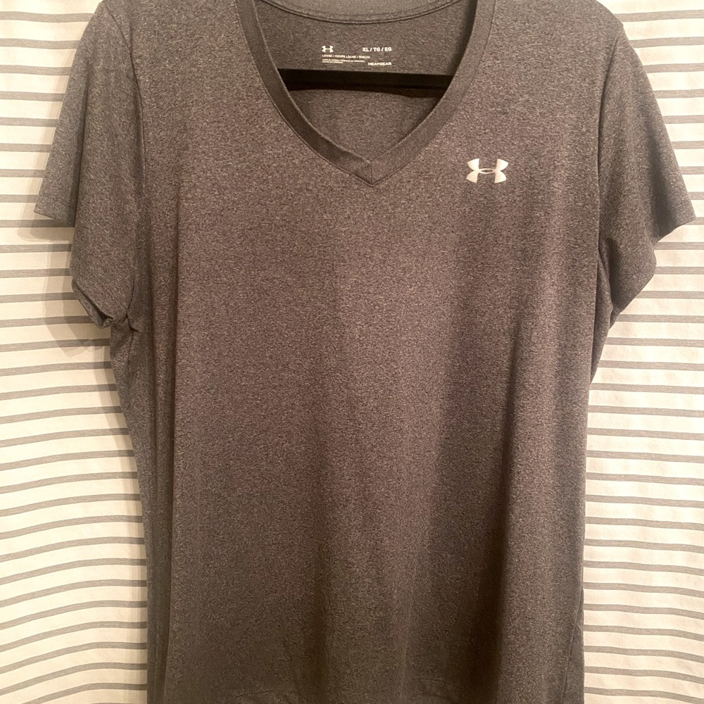 Women’s Under Armour Black V Neck T-shirt XL